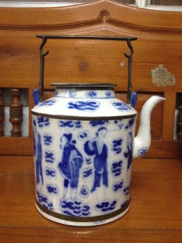กาน้ำชาจินโบราณลายแปดเซียน พร้้อมหูหิ้วและฝาเดิมๆ สูงประมาณ 10 