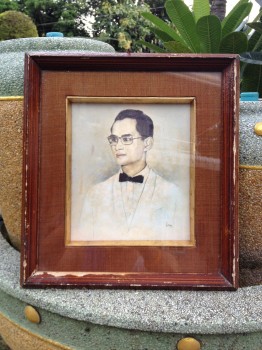 รูปถ่ายจากภาพวาดเก่า ภาพในหลวงขนาด11'x13' พร้อมลายเซ็นนายประสาท บนกระดาษหนังไก่ทรงผูกหูกระต่าย