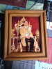 รูปถ่ายในหลวงทรงชุดคลุมกษัตริย์นั่งบัลลังก์ขนาด 11'x13'อยู่ในกรอบไม้อย่าง มีรูปราชินีซ่ิอนอยู่ภายใน