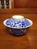 ถ้วยจีนเก่าโบราณพร้อมฝาสีขาวฟ้า ที่ก้นฝามีภาษาจีน4ตัว