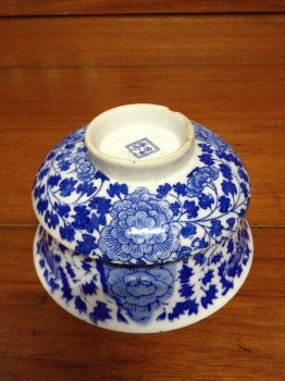 ถ้วยจีนเก่าโบราณพร้อมฝาสีขาวฟ้า ที่ก้นฝามีภาษาจีน4ตัว