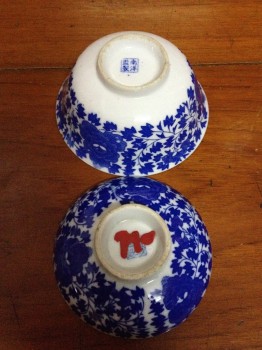 ถ้วยจีนเก่าโบราณพร้อมฝาสีขาวฟ้า ที่ก้นถ้ายและที่จุกฝามีภาษาจีน4ตัว