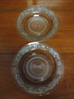 ชามแก้วใสเก่าลายดอกจำนวน 2 ใบ ขนาดเส้นผ่าศุนย์กลาง 8
