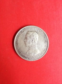 เหรียญอาร์มหนึ่งบาทเนื้อเงิน ร.5  ปี ร.ศ.121 เป็นพิมพ์บล็อกเคลื่อนหายากมากๆ (สวยงามคมชัด)