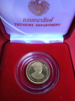 เหรียญกษาปณ์ที่ระลึกชุด สถาปนาสมเด็จพระเทพรัตนราชสุดาเนื้อทองคำ ปี2520 หน้าเหรียญ 2,500 บาท (ผลิตเพียง 5,000)