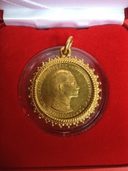 เหรียญกษาปณ์เนื้อทองคำในหลวงครองราชย์ 25 ปี ภปร 800 (เลี่ยมกรอบทองคำอย่างหนาสวยงามคมชัดมากๆ) ผลิต 9 มิ.ย.2514 น้ำหนักรวม 30.30 กรัม