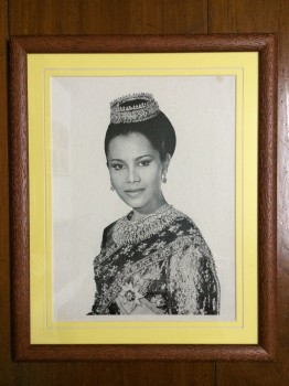 รูปพิมพ์เก่าสมเด็จพระราชินีขาวดำในกระดาษสำนักพุทธบูชาอย่างหนา