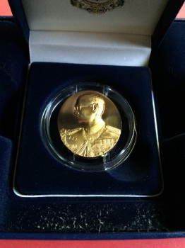 เหรียญในหลวงฉลองสิริราชสมบัติครบ 50 ปี เนื้อบรอนซ์ทองสวิส