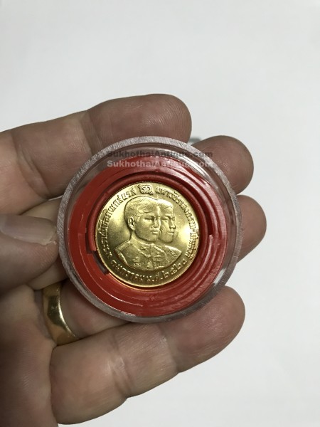 เหรียญทองคำในหลวงรัชกาลที่10 (สมัยพระราชพิธีอภิเษกสมรส 3 มกราคม 2520) หนักประมาณ 1 บาท สวยงามคมชัดมากๆ