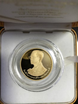 เหรียญที่ระลึกเนื้อทองคำเขาชีจรรย์ ปี 2538 แบบขัดเงา ฉลองสิริราชสมบัติ 50 ปี