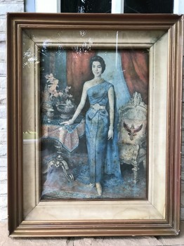 รูปวาดราชินีปริ้นบนผ้ากำมะหยี่  สวมชุดไทยสีฟ้า อยู่ในกรอบไม้เก่า ขนาด กว้าง 23 1/2 