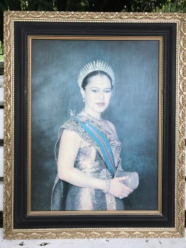 รูปถ่ายราชินีทรงชุดไทยสวมมงกุฎ ถ่ายลงบนไม้ลูกฟูก ใส่กรอบหลุยส์ ขนาด 21