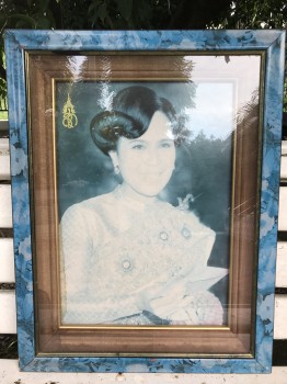รูปถ่ายราชินี ทรงชุดไทยถือดอกไม้ อยู่ในกรอบไม้ลายดอกสีฟ้า ชนาด 20
