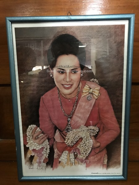 ภาพถ่ายราชินีจากภาพวาดของนายปราสาท ทรงชุดทรงชุดไทยสีชมพู ถือพวงมาลัย ของนิตยสาร อยู่ในกรอบไม้ขนาด 11