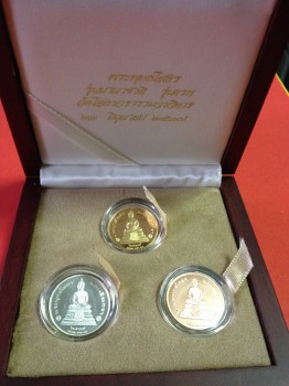 เหรียญหลวงพ่อโสธร นานาชาติรุ่นแรกปี 2537 ( เหรียญทองหนัก6.1กรัม )
