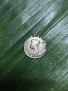 เหรียญพระราชทานพิมพ์ลึกเนื้อเงินปี2493 เก้าหางปานกลาง มีลายเซ็นเล็ก เลี่ยมกรอบ