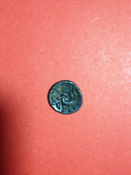 เหรียญโบราญเนื้อโลหะเก่ามาก ค้นพบใต้แม่นำ้ยม อายุน่าจะหลาย1,000 ปี ตอกปั๊มตราด้านเดียว  เหรียญละ 1,200 บ.
