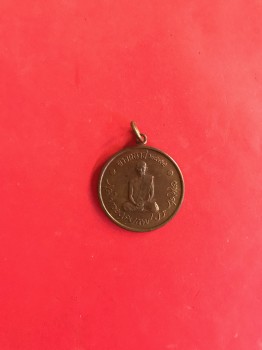 เหรียญในหลวงทรงผนวชเนื้อทองฝาบาตร ปี 2508 บล๊อกเจดีย์หัก กะไหล่ออกทองเหลืองเดิมๆ