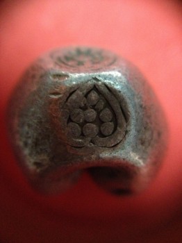พดด้วงเม็ด 1 บาทสมัยพระนารายณ์ปี พ.ศ. 2199-2231 ตรา บัว หรือ พุ่มข้าวบิณฑ์ใต้จุดบนมีเส้นสองแฉก สวยคมชัด (เม็ดที่ 3)