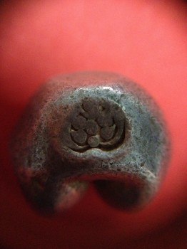พดด้วงเม็ด 1 บาทสมัยพระนารายณ์ปี พ.ศ. 2199-2231 ตรา บัว หรือ พุ่มข้าวบิณฑ์ใต้จุดบนมีเส้นสองแฉก สวยคมชัด (เม็ดที่ 2)