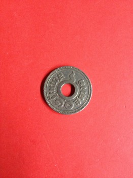 เหรียญนิเกิลตราอุณาโลม - พระแสงจักร 10 สตางค์มีรูกลาง พ.ศ.2480 สวยงาม
