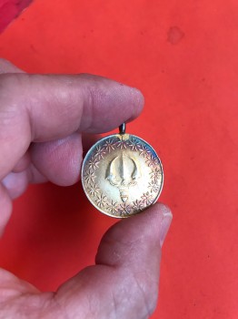 เหรียญที่ระฤกในการบรมราภิเษ( ตราสามง่าม )ในรัชกาลที่ 6 เนื้อเงินห่วงเชื่อม  ร.ศ.130 พ.ศ.2454 ผิวไฟ สวยงามคมชัดมาก