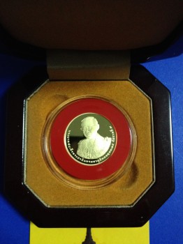 เหรียญกระษาปณ์ที่ระลึกพระราชพิธีมหามงคลเฉลิมพระชนมพรรษาทองคำขัดเงาในหลวงปี 2554 หนัก 15 กรัม จำนวนผลิต 18,000 เหรียญ