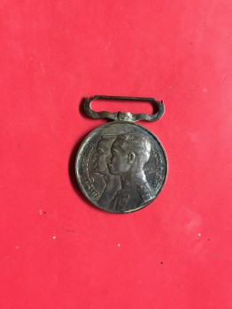 เหรียญเฉลิมพระนครร้อยห้าสิบปี พ.ศ.2325 - 2475 เนื้อเงิน (หน้าเหรียญ พระพุทธยอดฟ้า - พระปกเกล้า)