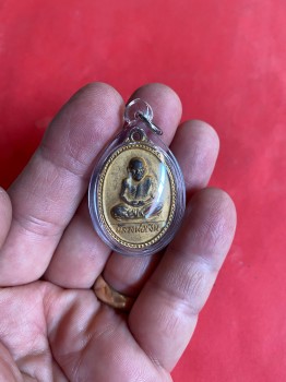 เหรียญรูปไข่หลวงพ่อเงินเนื้อทองแดงกะไหล่ทอง หลังหลวงพ่อเปรื่อง (พระครูพิบูลธรรมเวท)ปี 2515 สวยงามเดิมๆเหรียญที่ 3