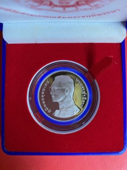 เหรียญพระราชพิธีมหามงคลเฉลิมพระชนมพรรษา 6  รอบ 5 ธันวาคม 2542 เนื้อเงินขัดเงาพร้อมกล่องและใบ