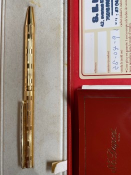 ปากกา St.DUPONT  Made in France ทอง 18 K ฝังพลอยสีนำ้เงิน 9 เม็ด ของใหม่เก่าเก็บพร้อมกล่องและใบเซอร์ ด้ามที่ 5 สวยหรู ( S/N 0045177 )