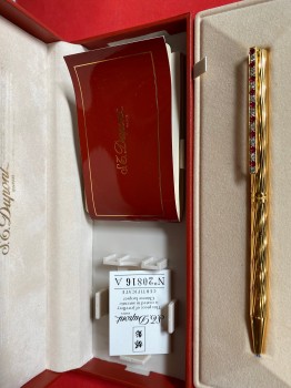 ปากกา St.DUPONT  Made in France ทอง 18 K ฝังพลอยสีแดง 9 เม็ด ของใหม่เก่าเก็บพร้อมกล่องและใบเซอร์ ด้ามที่ 5 สวยหรู ( S/N 0041190 )