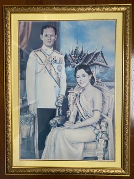 รุปถ่ายในหลวงร.9คู่กับพระราชินีจากภาพวาดขนาด 62 ซม.X 46 ซม.เลี่ยมกรอบสีทองสวยงาม