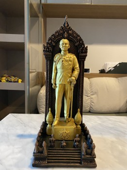 องค์หล่อเสด็จพ่อร.5 ด้านหลังเป็นตราครุฑใต้และ ช้างสามเศียรพระบารมีปกเกล้า