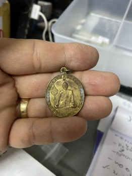 เหรียญทองแดงกะไหล่ทองหลวงพ่อมาลัย ปี 2535  ด้านหน้าต็อกโค๊ตหลังมียันต์และเลข 80