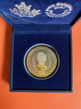 เหรียญเฉลิมพระเกียรติ 88 พรรษา ทรงพระเจริญพระบาทสมเด็จพระปรมินทรมหาภูมิพลอดุลยเดช เนื้อเงิน พร้อมกล่อง