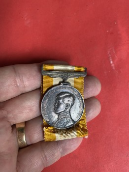 เหรียญที่ระลึกเนื้อเงิน เนื่องในพระราชพิธิสถาปนาสมเด็จพระบรมโอรสาธิราช 28 ธันวาคม 2515 พร้อมแพรแถบเดิมๆสวยงาม ช.