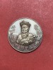 เหรียญเนื้อเงินขัดเงาขอบเฟือง ด้านหน้ารูปพระพุทธชินราช ส่วนด้านหลังเป็นรูปเทพ ไต้ฮงโจวซือ ปลุกเสกโดย มูลนิธิประสาทบุญสถาน
