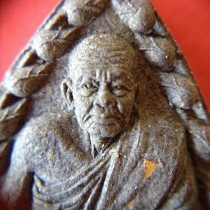 หลวงปู่ทวด วัดช้างให้ รุ่น พุทธคุณกุญชร วันที่ 5 กันยาคม 2541 (เนื้อว่าน ฝังตะกรุดทองคำ) หนึ่งชุดมีสามพิมพ์บรรจุอยู่ในกล่องกำมะหยี่สีเหลืองเดิมๆจากวัด - Image 2