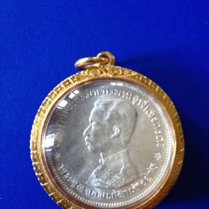 เหรียญ 1 บาท รัชกาลที่ 5 ตราแผ่นดิน สภาพ UNC เลี่ยมทองคำยกซุ้มอย่างหนาพร้อมใช้ - Image 3