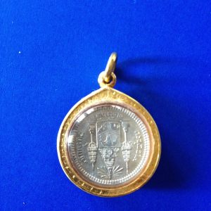 เหรียญสลึง รัชกาลที่ 5 ตราแผ่นดิน  สภาพ UNC เลี่ยมทองคำยกซุ้มอย่างหนาพร้อมใช้ - Image 2