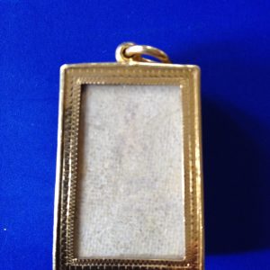 พระสมเด็จบางขุนพรมเนื้อผง ปี 2517 มีตำหนิครบ พร้อมเลี่ยมทองเก่าโต๊ะกังอย่างหนายกซุ้มสวยงามพร้อมขึ้นคอ - Image 4