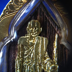 หลวงปู่ศุขเลี่ยมทองคำ ฝากุฏิไม้สักของหลวงปู่ศุขบูชาจากวัด หมายเลข 954 องค์ที่ 1 ราคาองค์ละ 12,000 บ. - Image 3