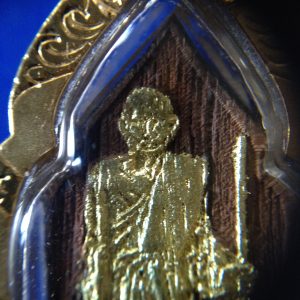 หลวงปู่ศุขเลี่ยมทองคำ ฝากุฏิไม้สักของหลวงปู่ศุขบูชาจากวัด หมายเลข 573 องค์ที่ 2 ราคาองค์ละ 12,000 บ. - Image 3