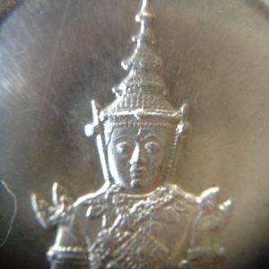 เหรียญเงินพระแก้วมรกตทรงเครื่องฤดูร้อนหลังพระราชศรัทธา สวยคมชัดเลี่ยมในกรอบพลาสติกพร้อมขึ้นคอ - Image 3