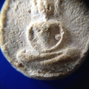 สมเด็จจันทร์วัดปราสาททรงกลม เนื้อผง ด้านหลังปั้ม ว ป ส 06 สวยงาม - Image 2