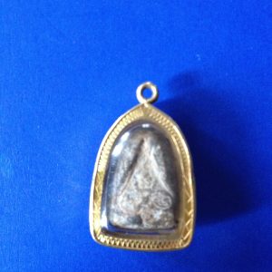 พระกรุ ปิดตาวัดท้ายตลาด หรือวัดโมลีโลกยาราม หลังมีกดอักขระยันต์ตามแบบฉบับขององค์พระ   เก่ามีคราบไขขึ้นสวยตามอายุ เลี่ยมทองคำหนา - Image 2