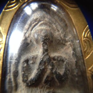 พระกรุ ปิดตาวัดท้ายตลาด หรือวัดโมลีโลกยาราม หลังมีกดอักขระยันต์ตามแบบฉบับขององค์พระ   เก่ามีคราบไขขึ้นสวยตามอายุ เลี่ยมทองคำหนา - Image 3