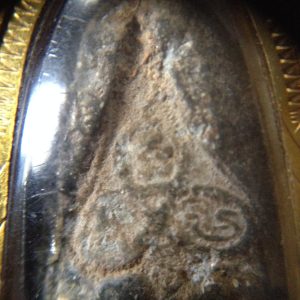 พระกรุ ปิดตาวัดท้ายตลาด หรือวัดโมลีโลกยาราม หลังมีกดอักขระยันต์ตามแบบฉบับขององค์พระ   เก่ามีคราบไขขึ้นสวยตามอายุ เลี่ยมทองคำหนา - Image 4