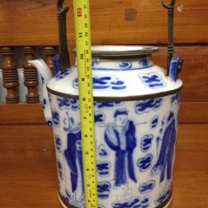กาน้ำชาโบราณลายแปดเซียน พร้อมหูหิ้วและฝา สูงประมาณ 10 " ใหญ่มากมีรอยร้าวเดิมๆไม่ได้ผ่านการซ่อมแซม  หายากมากๆ - Image 2